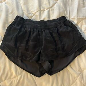 lululemon camo hotty hot shorts 2.5”